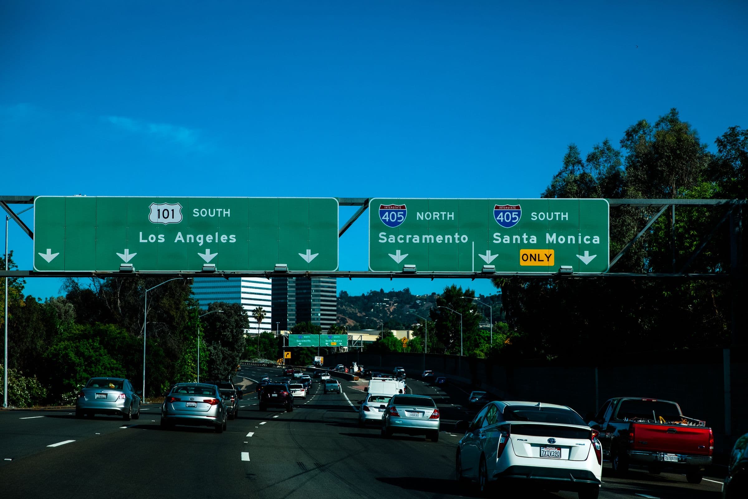 Freeway signs for the 101 and 405 over traffic in Los Angeles